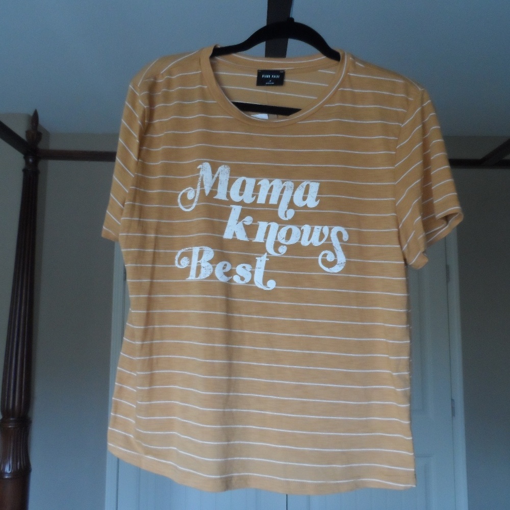 Mama Knows Best graphic tee
